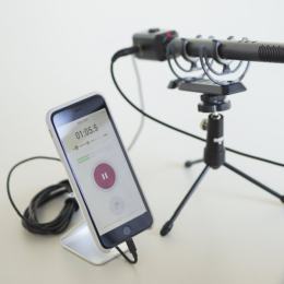 Rode i-XLR Digitális Audio Interfész iOS készülékekhez - bővebben Rode i-XLR Digitális Audio Interfész iOS készülékekhez Lightning csatlakozóval munka közben - bővebben